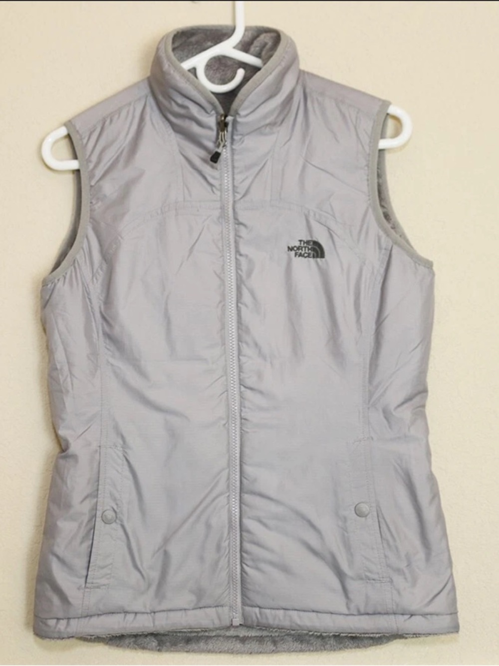 NORTH FACE WOMEN'S REVERSIBLE VEST, FUZZY GRAY SIZE MEDIUM